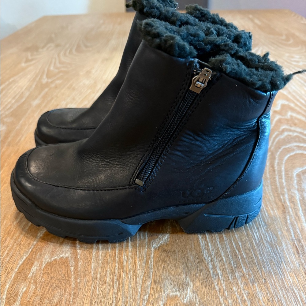 UGG‎ Sierra Women’s Black Ankle Leather Side Zipper Boots Size 6
